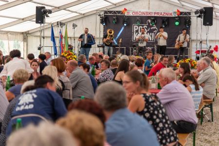 Praznovanje s skupino Poskočni muzikanti